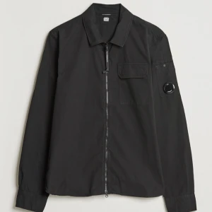 Cp company overshirt - Säljer en cp company overshirt i 10/10 skick. Använd ungefär 4 gånger och köptes i våras. Nypris ligger på 3099.