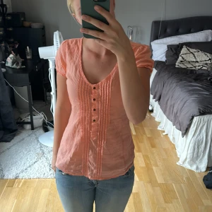 Blus - Säljer denna blus i en så fin peach/orange färg. Står ingen storlek men passar XS-S. Hör av dig vid frågor