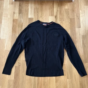 Superdry sweatshirt - Svart Sweatshirt i storlek L. Använt skick.
