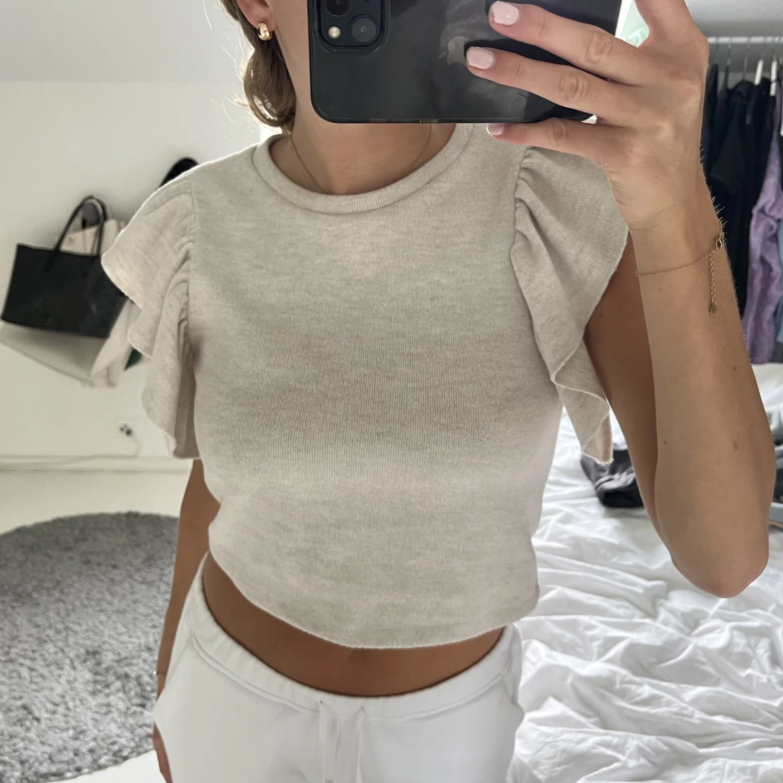 Stickad t-shirt med volange  - 90