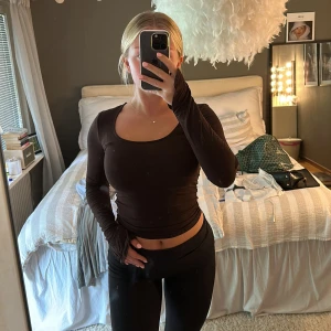 Soft top  - Superskön soft touch tröja från Gina Tricot i en mörkbrun slutsåld färg. Använd 1 gång så som ny!! Nypris 199kr, säljer för 100kr. Påminner supermycket om A-DSGN tröjan men har split i ärmen. Storlek xs men är strechig så passar en storlek upp och ner 🩷