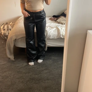 Raka läderbyxor  - Raka läderbyxor från zara med gula detaljer. Använda 1/2 gånger. 