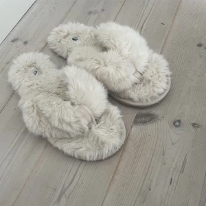 Tofflor  - Säljer dessa super mysiga tofflorna fårn ginatricot som jag alldrig använt💕 