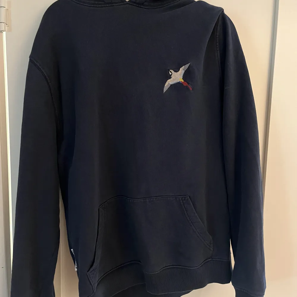 Säljer den pga att den blivit för liten. Köpt för 1800 på NK, kollektionen finns heller inte mer.  Strlk: S  Pris: 1100 (kan diskuteras)  Skriv för fler bilder eller frågor.. Hoodies.