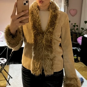 Mockajacka med päls imitation  - Skitsnygg jacka i beige mocka från mango! Den är lite smutsig på insidan längst ned (se bild 3) annars superfin. Står stl xl i jackan men jag skulle säga att den passar en m!