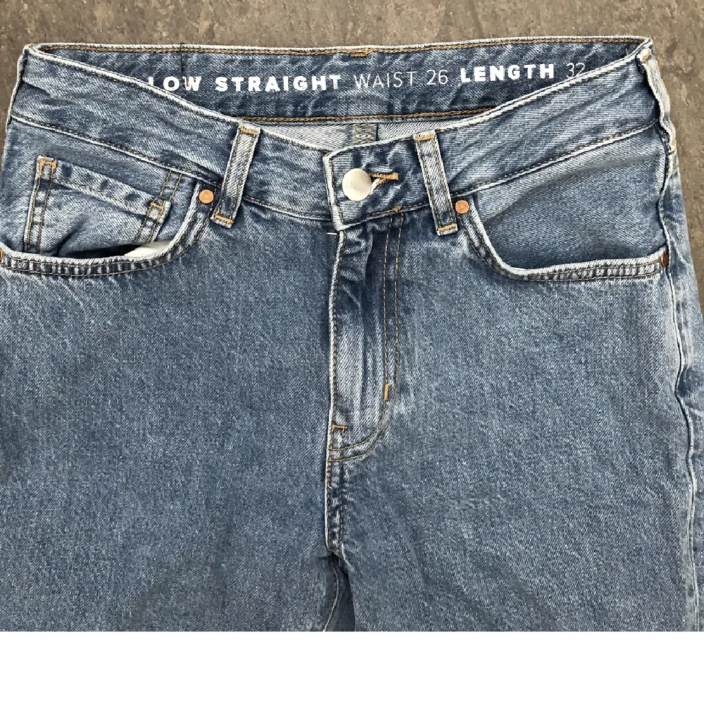 Säljer dessa snygga raka jeans ifrån BIKBOK i modellen: Jp Low Straight 550 i storlek w.26 l.32. Jag är 171 cm. Som nya. Formar sig snyggt i midjan då de är V-formade (se sista bilden) . Jeans & Byxor.