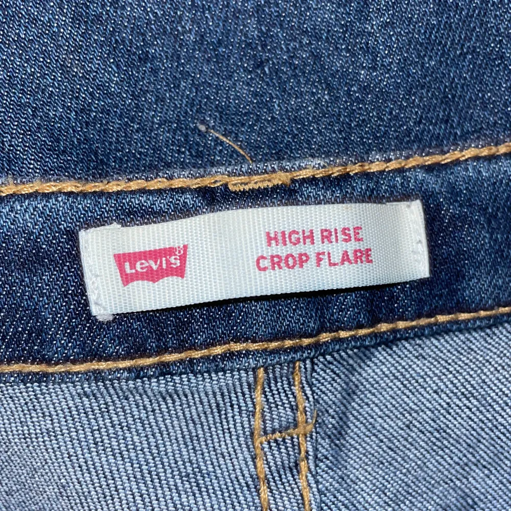 Dina jeans från levis har dock stretit upp dom där nere men annars bra skick tycker jag☺️. Jeans & Byxor.