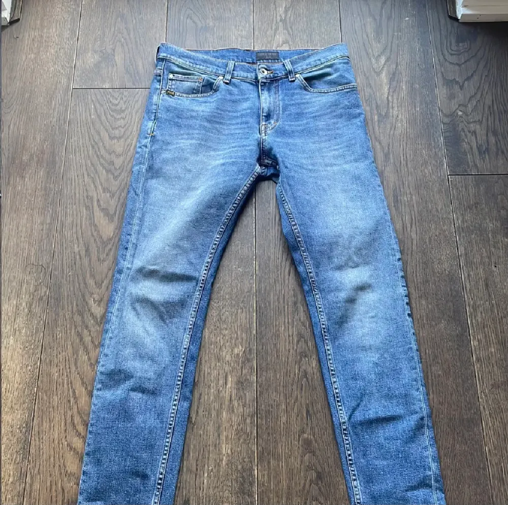 Hej! Säljer min pojkväns jeans som inte riktigt passade på han. Är ”slim fit” med de ska sitta lite löst. Skriv för om du har frågor!. Jeans & Byxor.