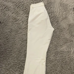 Vita kostymbyxor Bikbok  - Säljer dessa vita Vilma kostymbyxor i vitt då dom ej passar längre. Storlek 36 o fläckfria!🤍ej lågmidjade finns likadana i svart också!