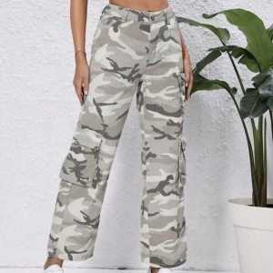 High waist Cargo pants  - Detta är ett par populära cargos som jag säljer för ett billigt pris då de är för stora. 