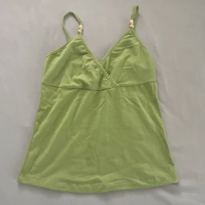 grönt linne - super fint grönt linne med detaljer! lappen säger L men passar som en S/M