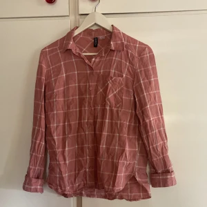 Fin skorta från hm - Jättefin rosa skorta från hm. Nyskick och i storlek 32.