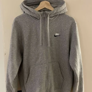 Nike Zip up - Köpt: Nike - 799kr Skick: 10/10 Skador: Inga Passform: M/L