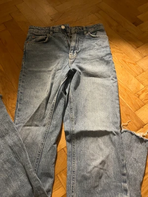Blå jeans från Gina  - Blå jeans från gina tricot, de är perfect jeans. De är i storlek 36 och har split där nere!🥰