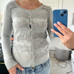 Kofta!  - Så snygg grå kofta med spets volanger!! 