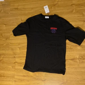 T-shirt med tryck - Säljer denna tshirt då den är för liten. Aldrig använd och lappen är kvar. Passqe Xs-S