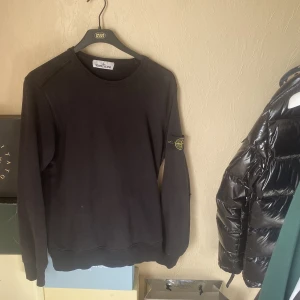 Stone Island Tröja - Stone Island tröja, crewkneck i väldigt bra skick. Nypris 2100kr