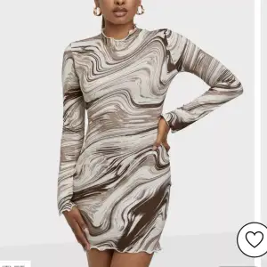 Minidress i brun/vit från NLYONE i storlek Medium. Superskönt material. Använd 2 gånger, köpt för 299kr. Köpare står för frakten.