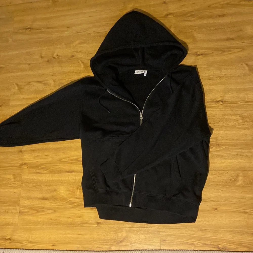 Weekday zip hoodie som ja köpte men var för stor så har själv aldrig använt den. Står storlek M men den är ganska oversize så L är nog vanlig passform. Hoodies.