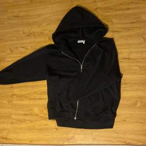 Weekday zip hoodie som ja köpte men var för stor så har själv aldrig använt den. Står storlek M men den är ganska oversize så L är nog vanlig passform