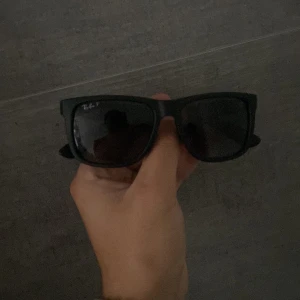 Ray Ban svarta solglasögon äkta - Jättefina Solglasögon, ord pris: 1.500kr, mitt pris 700 priset kan sänkas, ifall du har intresse skickat ett PM. Fodralet ingår inte