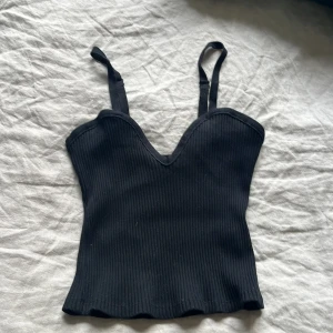 Topp - Supersöta toppar från zara i svart och vit💌det svarta toppen är i s och den vita i m