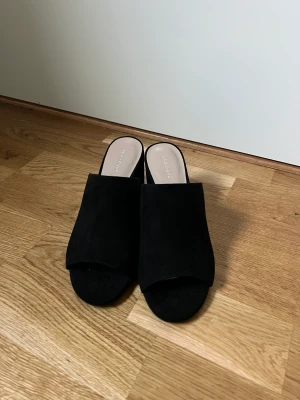 Klackskor  - Hej hej!  Säljer mina fina klackskor från Graceland. Helt nya och aldrig använda. Hör gärna av dig för mer bilder.💕