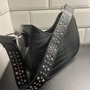 Slutsåld väska - Från Nelly och är i top skcik! Köpt för 399