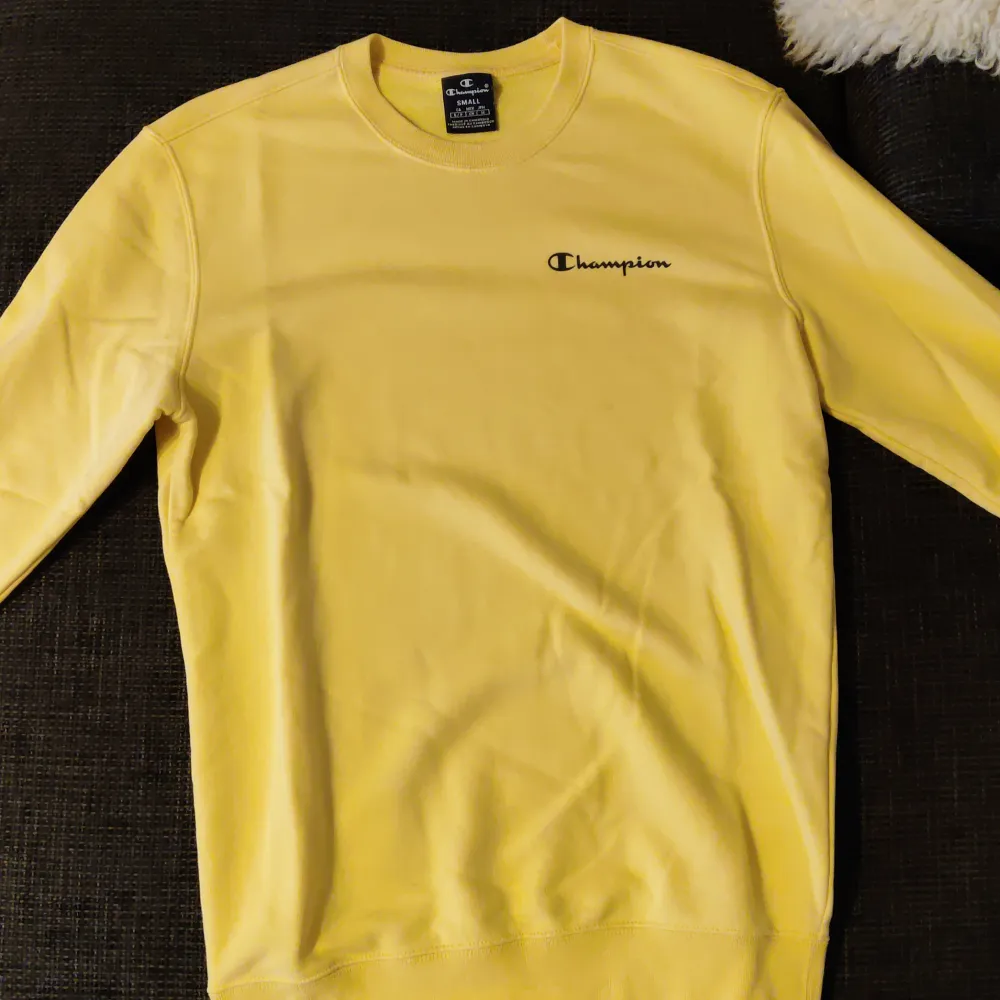 Jättefin gul Champion Sweatshirt i bra skick. Storlek S men den är på den mindre sidan så funkar jättebra som XS. Tröjor & Koftor.