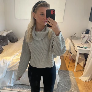 Stickad tröja  - Jätteskön grå stickad tröja från Missguided, bra skick och passar mig som vanligtvis använder storlek S 