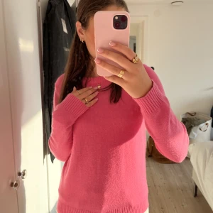 Rosa stickad tröja! - Jag säljer min super fina stickade tröja eftersom den inte kommer till användning💕💕använd en gång, frakt tillkommer💕💕🫶🏼