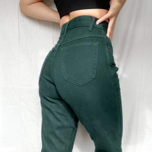 Gröna vintage momjeans, svårt att tyda exakt storlek men sitter perfekt på mig med strl 36/38 i jeans. Fråga gärna för exakta mått! Från märket Santa Barbara