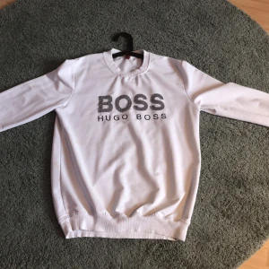 Hugo boss tröja - Hugo boss tröja bra skick har också en fläck på som inte går bort. Köpt för 1200. Jag har storlek S men den är i L och passar mig väldigt bra. Pris kan diskuteras vid snabbt köp 