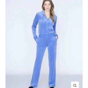 Blått Jucy set - Säljer detta sjukt snygga Jucy set då jag inte använder det längre, super sköna och så snygga💙både byxorna och tröjan är i storlek S. Inte använt speciellt mycket så är i bra skick!💙🩵