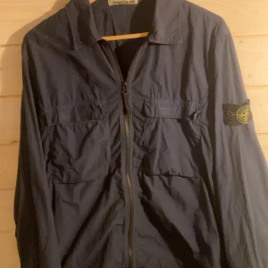 Stone island jacka - Säljer min snygga stone island jacka/overshirt då den inte används. Den passar perfekt nu till hösten när det blir lite kyligare. Skick 9/10, nypris mellan 4000-5000. 