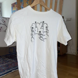 Brandy Melville tröja  - Brandy Melville tröja med tryck av skelett