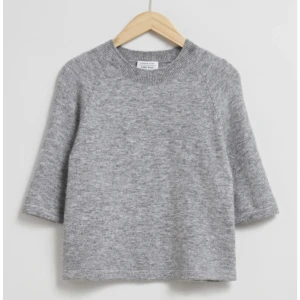 Alpacka t-shirt - Säljer denna oanvända alpacka tröjan från &otherstories då den va för liten. Prislappen är kvar! Xs är slutsåld på hemsidan💕