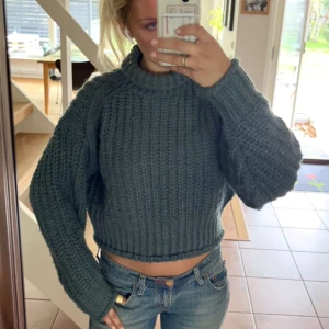 Stickad tröja - Jätte fin stickad tröja, i en mörkgrön  färg💕😄tröjan är i bra skick