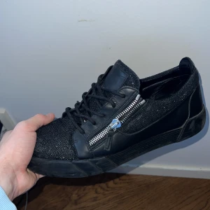 Guiseppies zanotti skor - Säljer dessa guiseppies zanotti skor  Skorna är ganska slitna och därför det billiga priset 