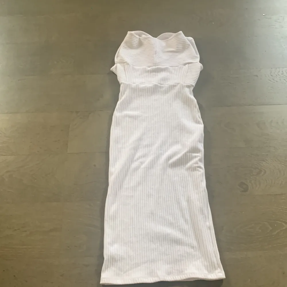 Såååå fin klänning vit passar xs-m då den är jätteeee stretchig formar kroppen så fint.❤️. Klänningar.