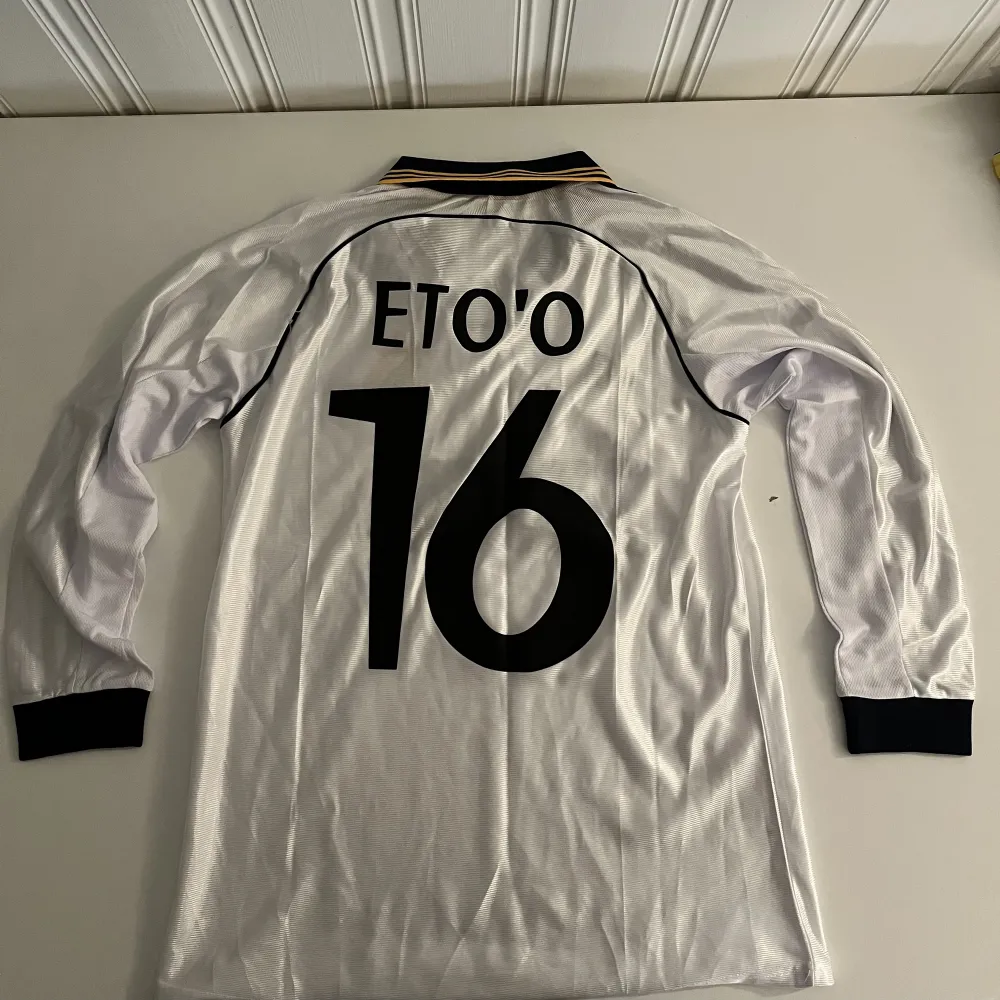 Real Madrid Home 1999/2000 Samuel Eto’o Storlek M . T-shirts.