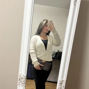 Stickad kofta/cardigan ☁️☕️🧸🍂 - Använd en enstaka gång endast ☺️ mysig och härlig nu till hösten 🧸✨🤎☁️🍂🤍 Stl 158 passar även xs/s