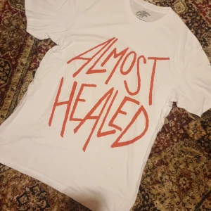 Lil durk almost healed T-shirt officiell merch - Officiell Lil durk merch helt oanvänd pris kan diskuteras
