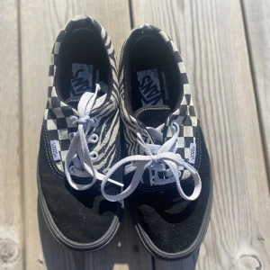 Vans skor - Coola vans, med både checkers och zebra mönster, samt svart mocka. I väldigt bra skick. 