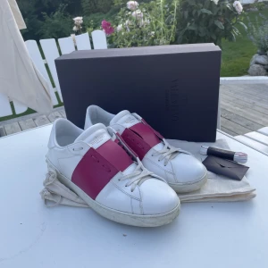 Valentino skor  - Valentino open strl 44 passar även mig som har 43. Skick är 9/10 ( extra snöre och kvitto medföljer)