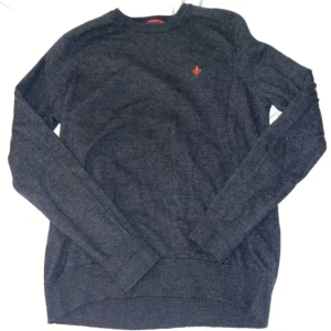 Sweatshirt  - En mörkgrå sweatshirt som inte använts många gånger och har inga skavanker. Sälj då den krympte i tvätten och kan ej användas längre.  Skulle säga att den passar en S ungefär 