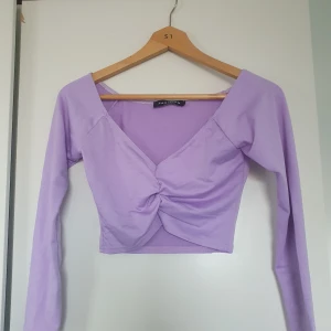 Lila topp - Snygg lila magtröja, storlek S i strechtyg.