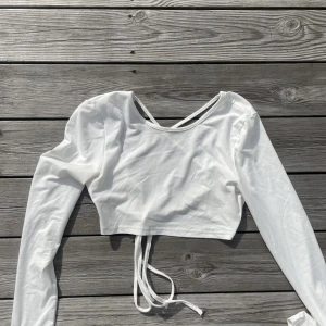 Vit topp med snörning! - Säljer min vita söta topp från Shein med snörning på ryggen! Den är bekväm och bra i storlek. 
