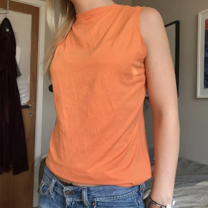 Topp - Jättefint och skönt linne☘️ kan användas bak och fram (som på bild) eller med V-ringningen fram!