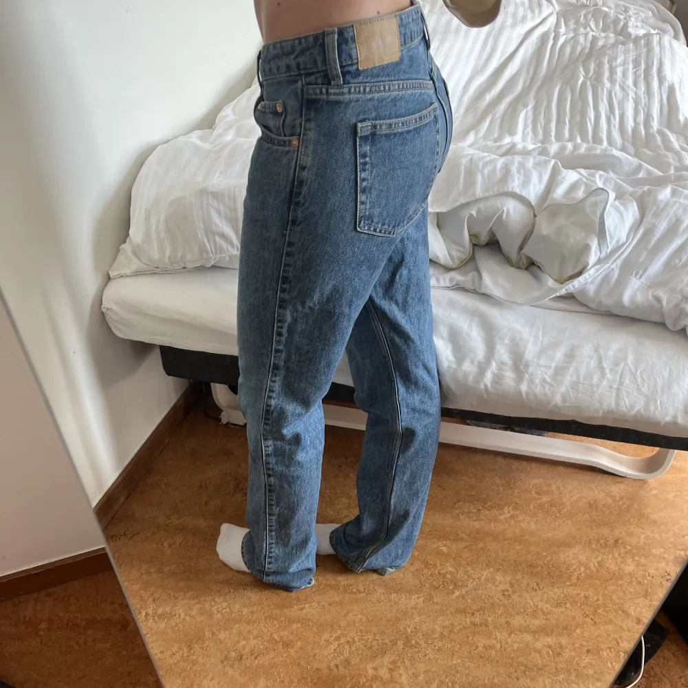 Midjemått ca 81cm och innerbenslängd 82,5. Jag är 175!. Jeans & Byxor.